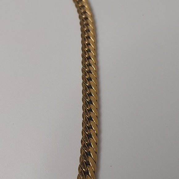 Gold Tone Pretty Metal Necklace 17 Inches Long - Picture 9 of 15